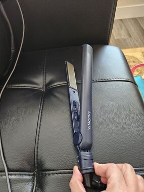 SALONI Hair Straightener